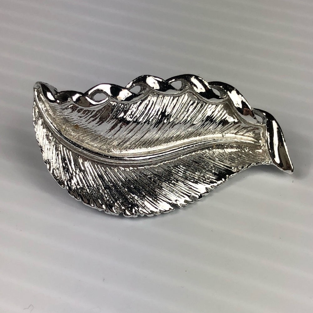 Vintage leaf pin